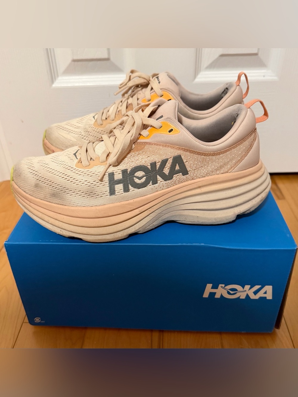 HOKA Bondi 8 Cream/Vanilla Running Sneakers Size 8 - Picture 2 of 7